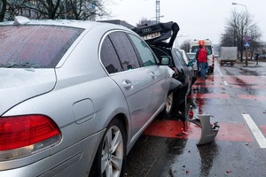 Šlapia kelio danga – iššūkis, su kuriuo vairuotojai nesusitvarko