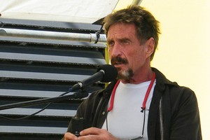 J. McAfee: „Iššifruosiu žudiko „iPhone“ arba suvalgysiu batą“