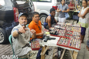 L. Pobedonoscevas šėliojo Balyje su pareigūno drabužiais