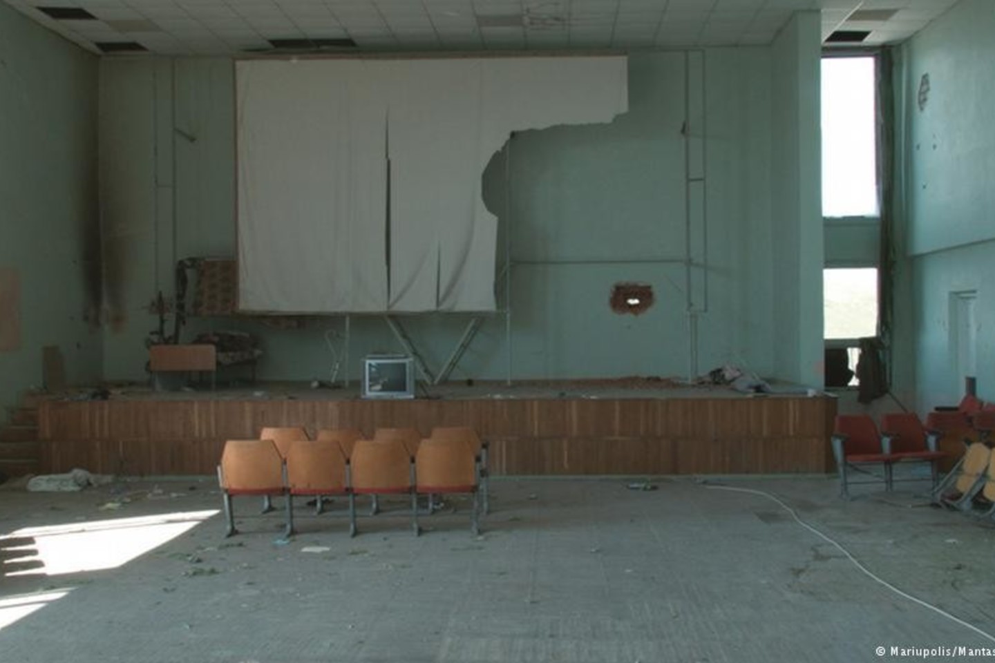 Kadras iš M.Kvedaravičiaus filmo „Mariupolis“.