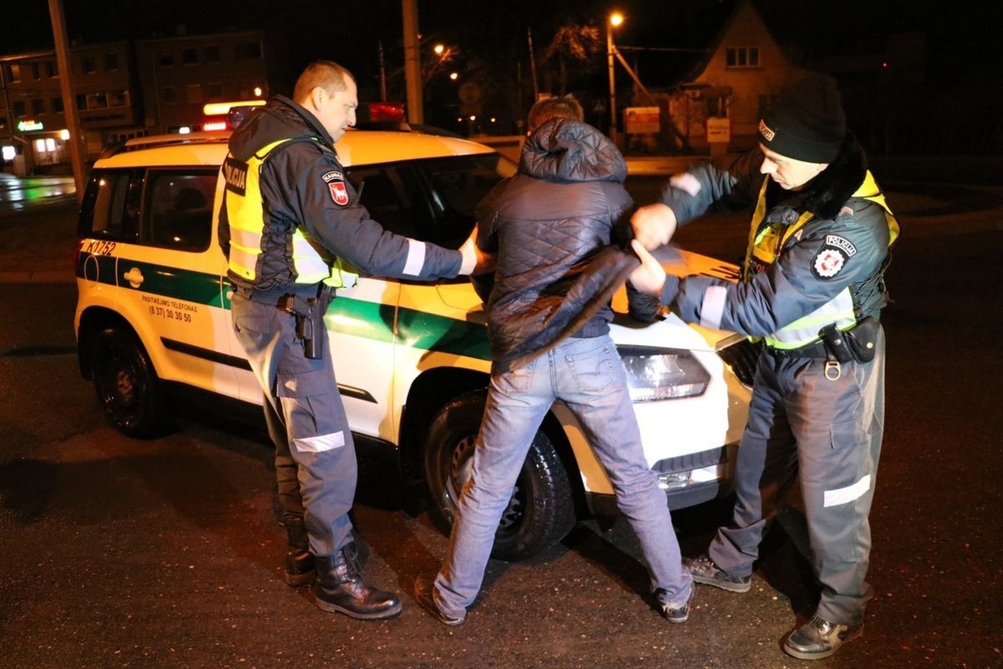 Kauno rajone, Kulautuvoje policijos pareigūnams įkliuvo nuo narkotinių medžiagų apsvaigęs vairuotojas.