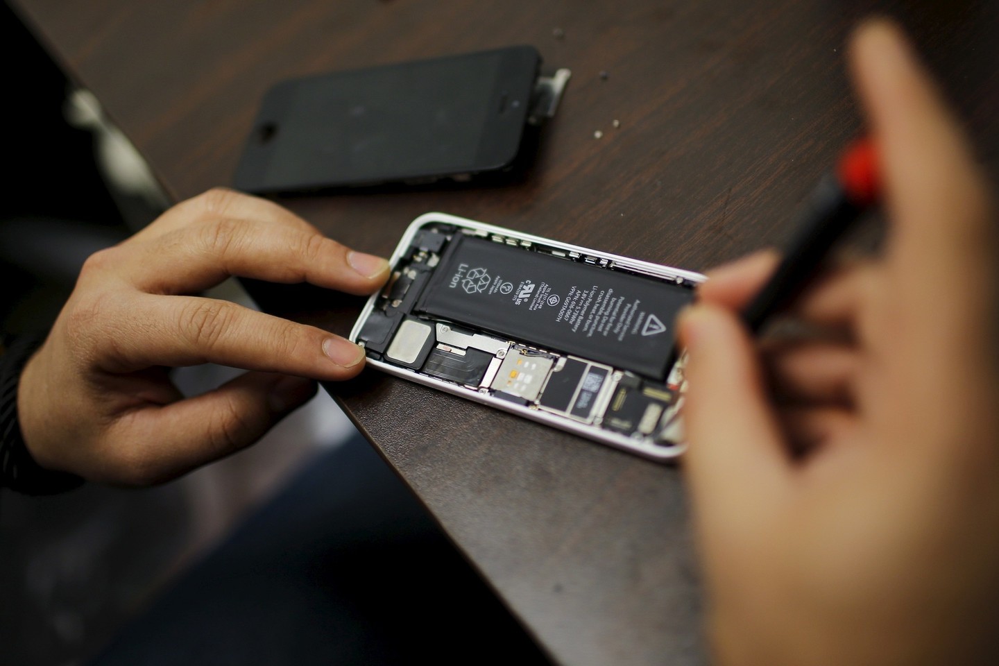Dėl klaidos „Error 53“ įrenginiai, remontuoti ne „Apple“ salonuose, po remonto tapdavo beverčiai.