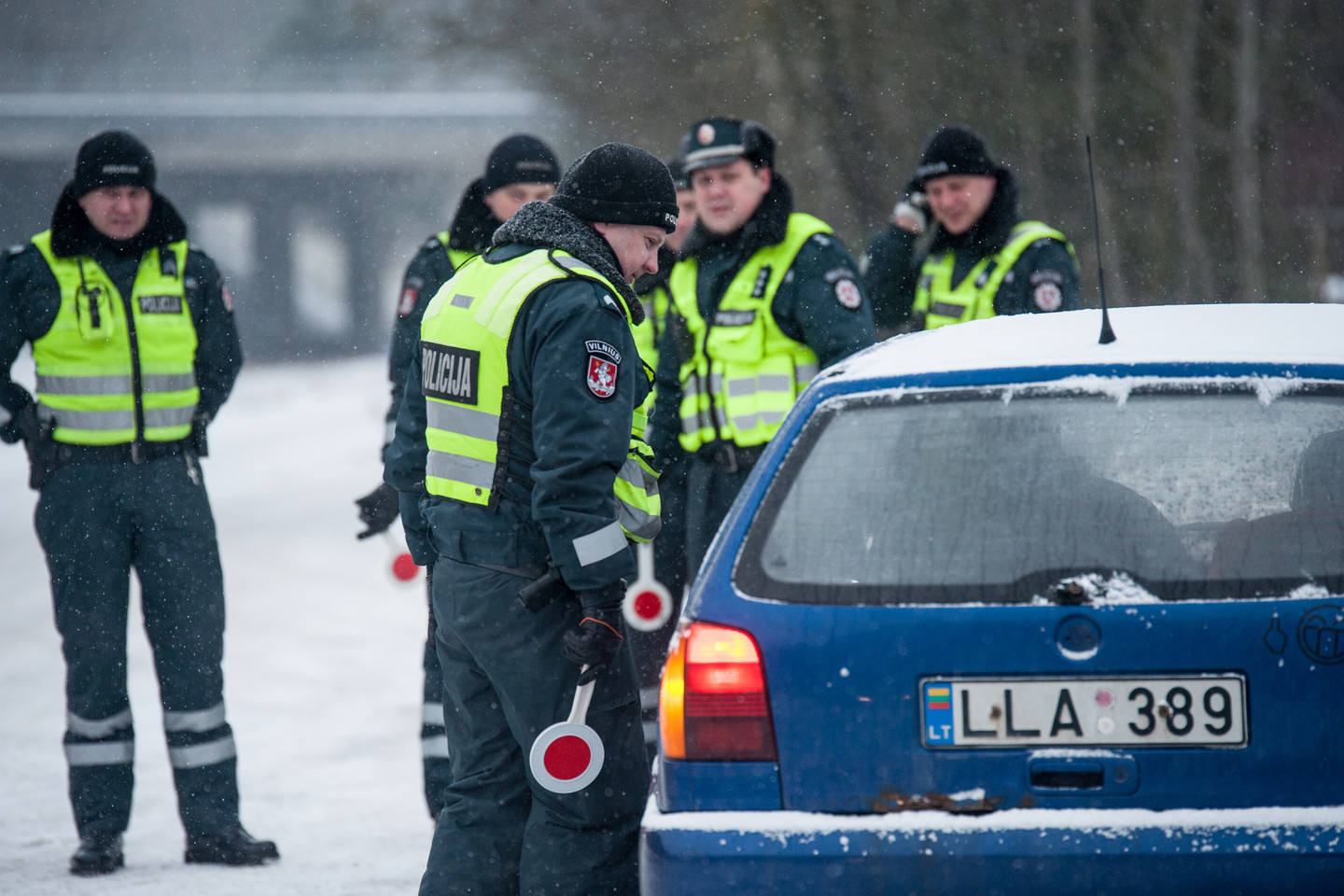 Šeštadienio rytą Vilniaus policijos pareigūnai dviejose vietose surengė policijos reidą.<br>V.Ščiavinsko nuotr.