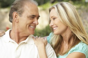 Psichologas pataria: ko ieško moterys vyresnių vyrų glėbyje?