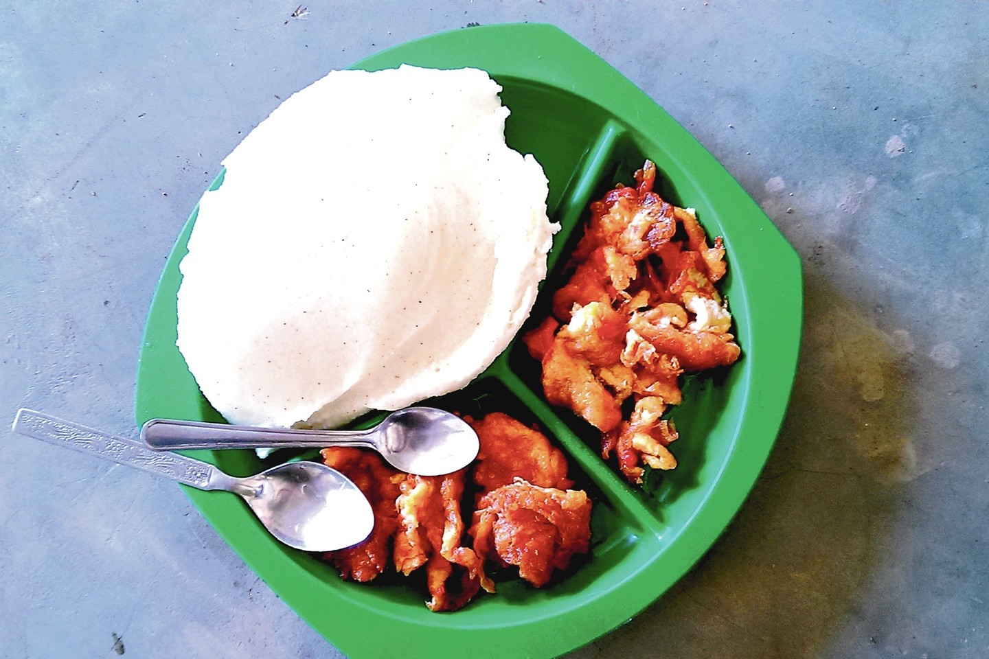 Namus iš smėlio maišų statę savanoriai gaudavo pagerintus pietus.<br>Nuotr. iš asmeninio albumo.