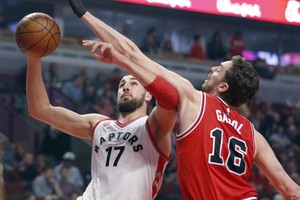 Jonas Valančiūnas – galingas, bet „Raptors“ vėl krito Čikagoje