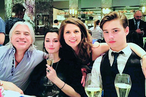 Su vėžiu kovojančiam D. Chvorostovskiui – daugybė rūpesčių