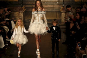 Londono mados savaitė: ant „Julien Macdonald“ podiumo – vaikai