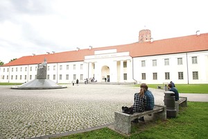 Griūva ne tiktai Gedimino kalnas. Grėsmė – ir jo papėdėje