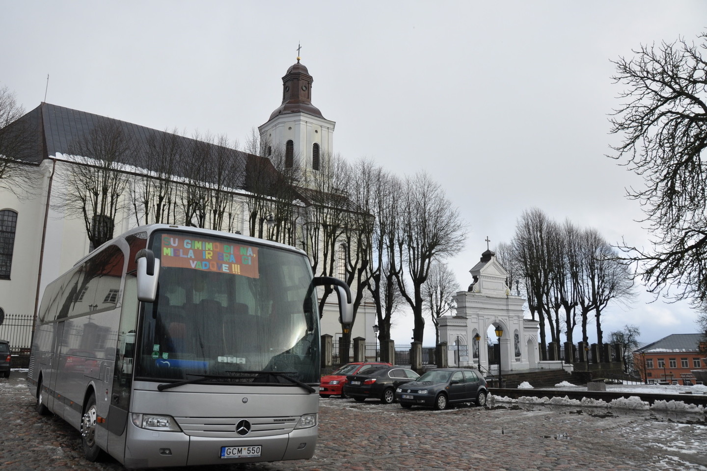 Nuoširdus sveikinimas – ant autobuso.