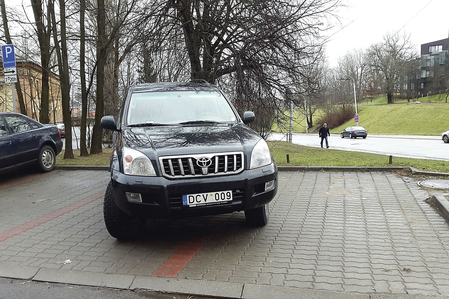 Saugaus eismo ekspertui V.Sadauskui pastatyti automobilį Z.Sierakausko gatvės stovėjimo aikštelėje tvarkingai – ne lygis. Jo automobilis užima net tris vietas.
