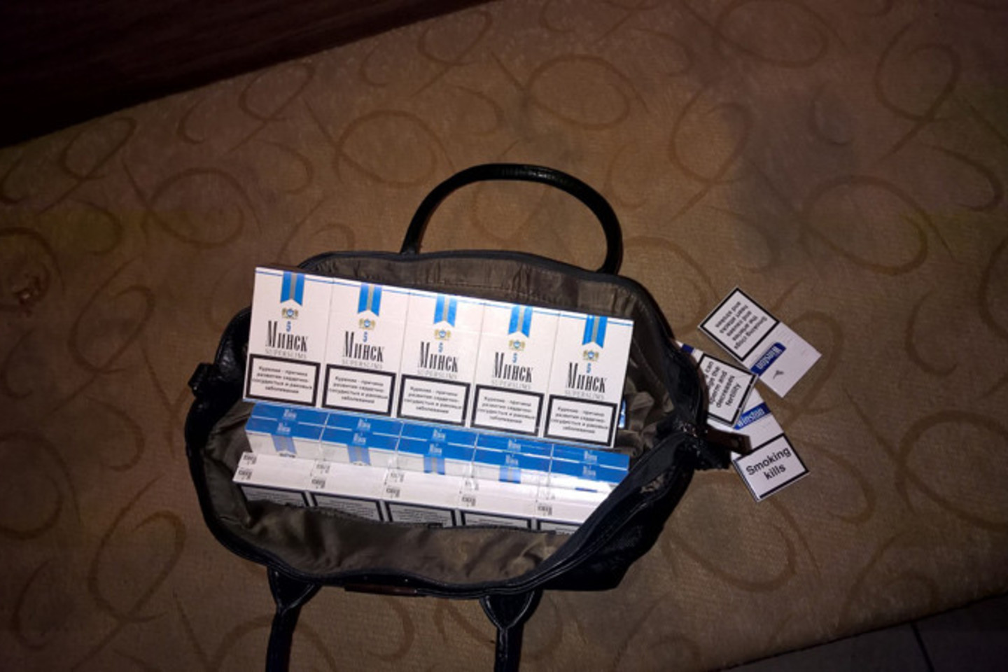 Pasieniečiai sulaikė pigesnių cigarečių prasimaniusias koleges.