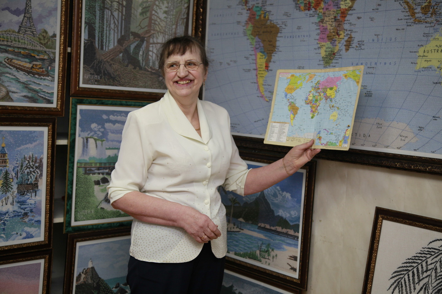 Vilkaviškietė A.Virbickienė išsiuvinėjo rekordinio dydžio pasaulio šalių žemėlapį.<br>R.Maslausko nuotr.