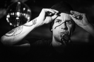 Ką atlikėjas Vidas Bareikis sugalvojo veikti knygų mugėje?