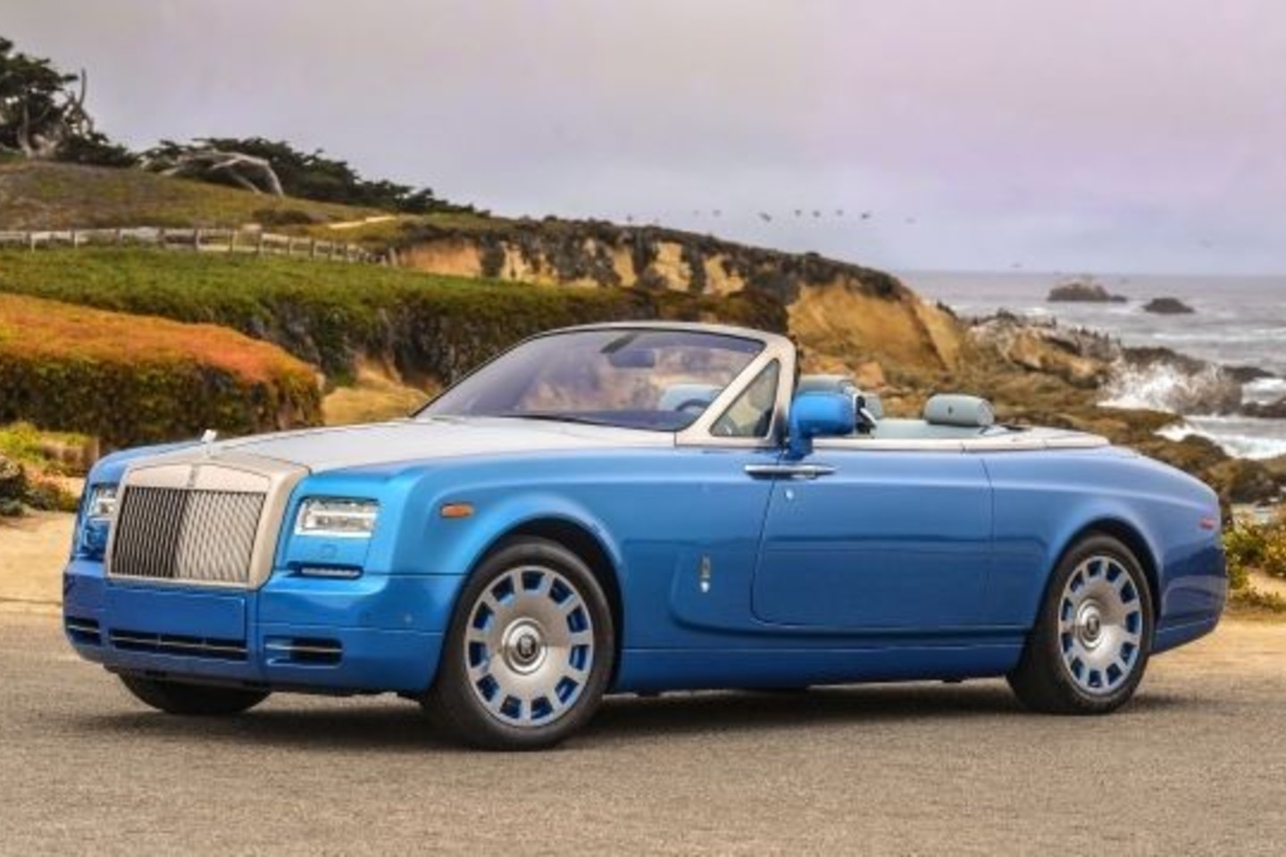 „Rolls-Royce“ atsisveikins su „Phantom“ kupė ir kabrioletu išleisdama 50 paskutinių automobilių.<br>Gamintojo nuotr.