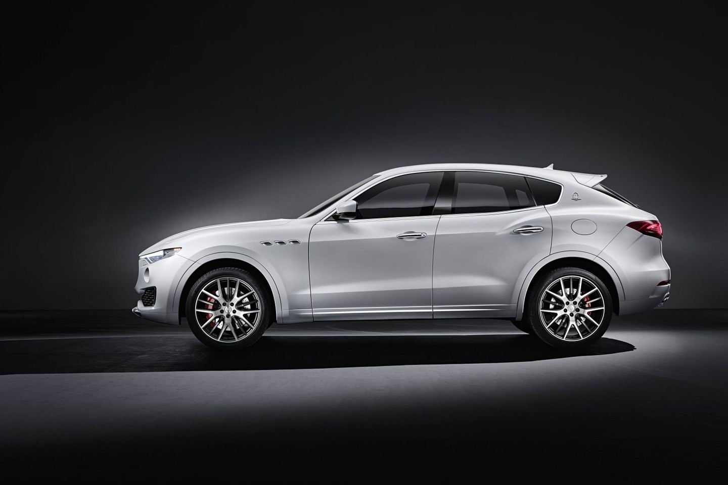 „Maserati Levante“ visureigis debiutuos Ženevos automobilių parodoje.<br>Gamintojo nuotr.