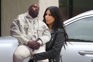 Internautai pašiepė parduotuvėje užmigusį Kanye Westą