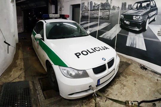 Automobilių galios didinimo servise – policijos BMW