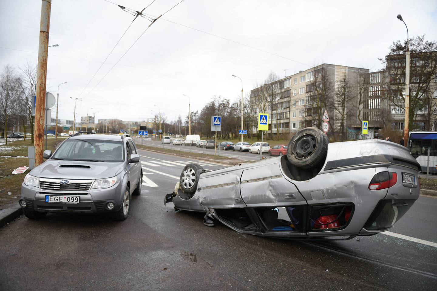Vengdamas susidūrimo su traktoriumi, tačiau susidūręs su mikroautobusu Vilniuje apvirto automobilis.