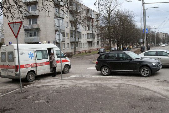 Kaune visureigis BMW rėžėsi į gatve ėjusią 87 metų senutę