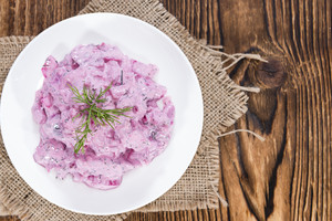 Švęskime kartu su estais! Kaimynų pamėgta mišrainė su silke