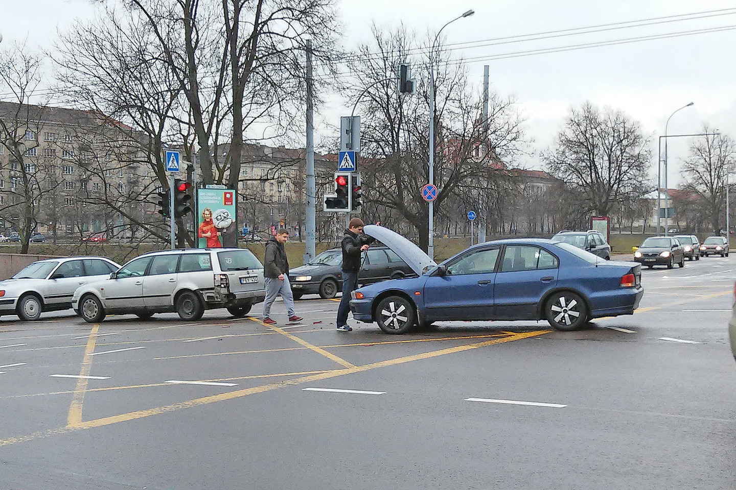 Du automobiliai nesugebėjo įveikti judrios Vilniaus sankryžos.