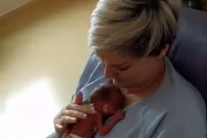 Internautų širdis tirpdo neišnešiotą naujagimį pagimdžiusi mama