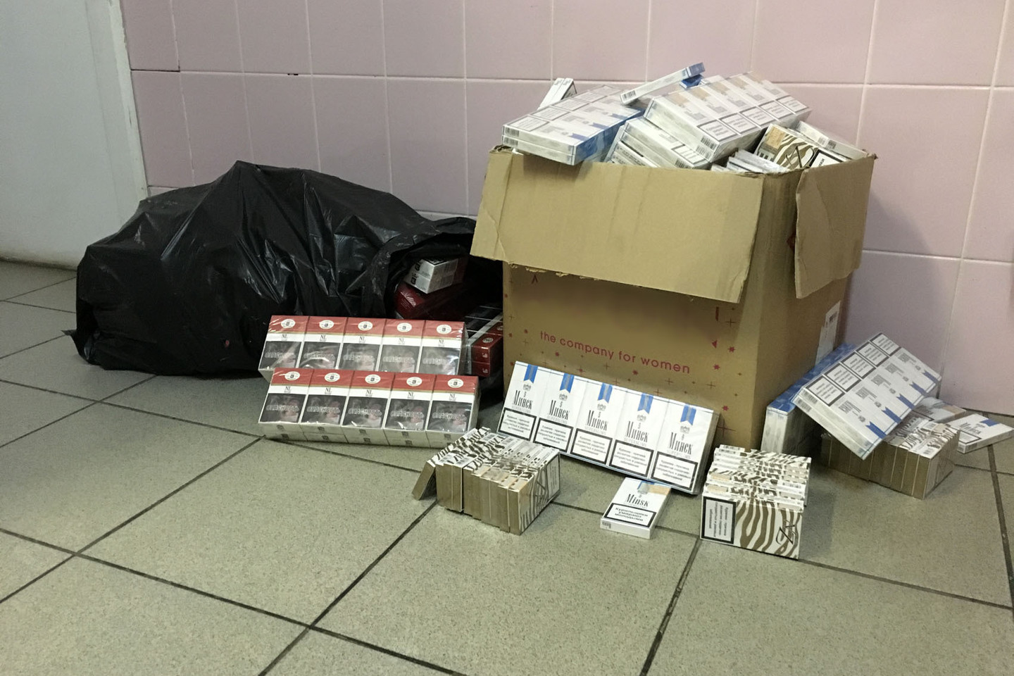 Cigarečių sandėlio savininkas pats atvėrė duris pareigūnams.