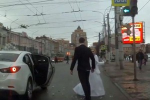 Tragiškos vestuvės: rusas jėga grūdo jaunąją į automobilį