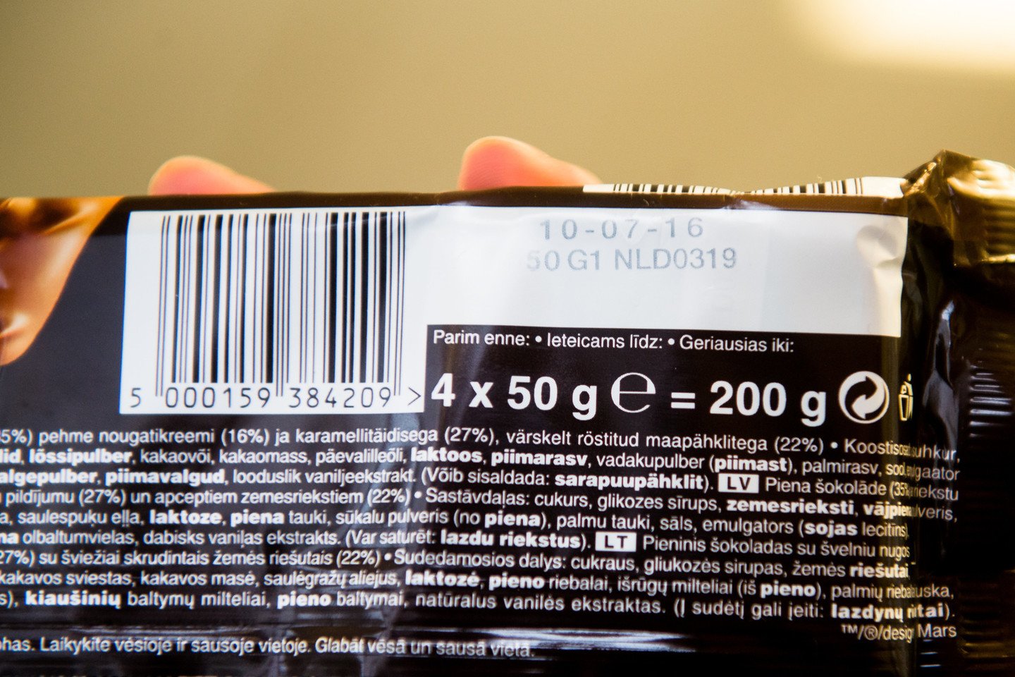 Iš rinkos atšaukiami „Snickers“ batonėliai, supakuoti po keturis. Tinkamumo vartoti terminas – 2016 07 10.<br>J.Stacevičiaus nuotr.