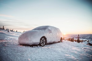 „Nissan“ eksperimentas: ar šildomas „Leaf“ gali pralaužti ledą?