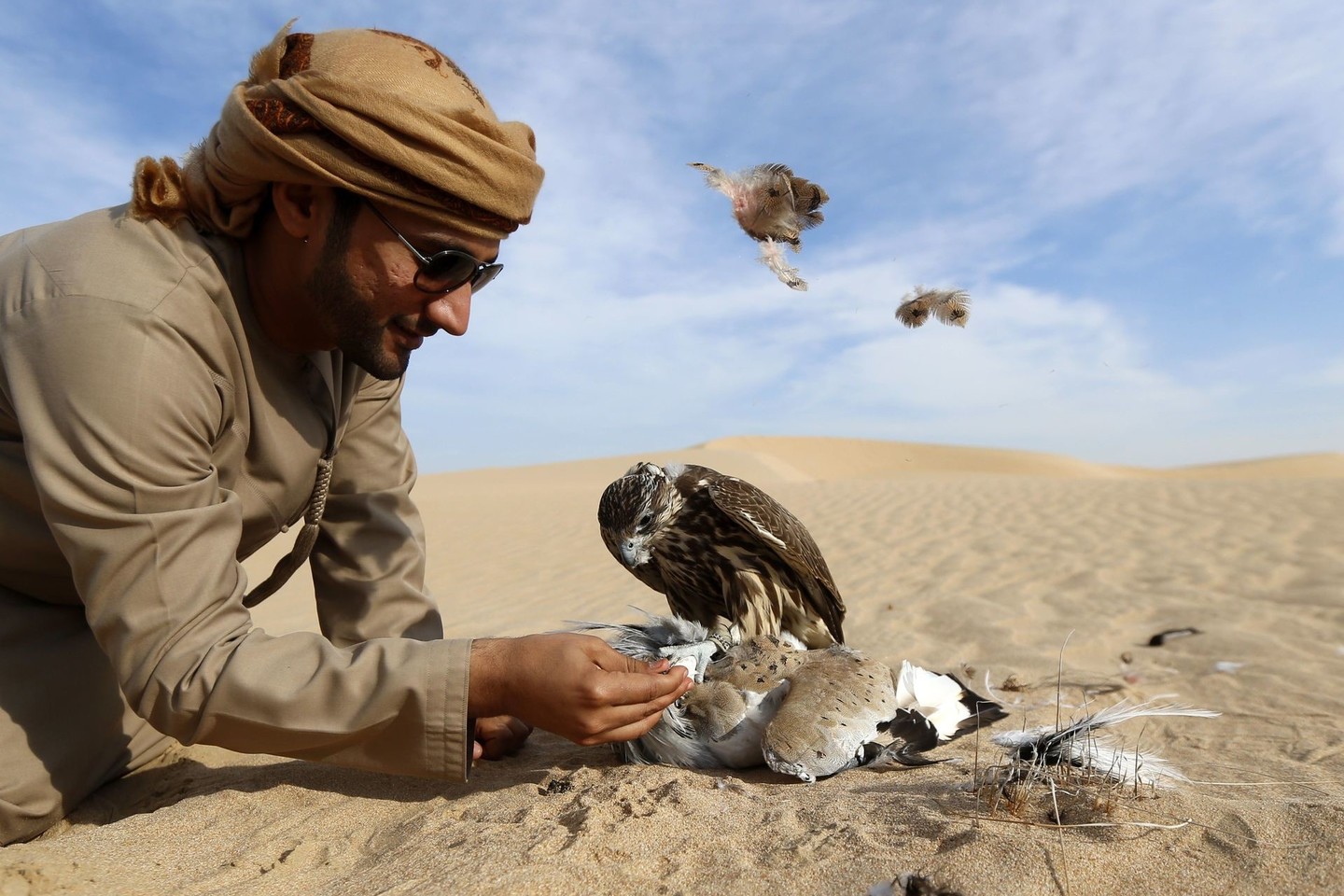 Medžioklė su sakalais – itin populiari Saudo Arabijos pusiasalyje ir Persijos įlankos šalyse.<br>AFP/Scanpix nuotr.