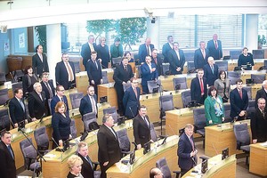 Intriga: po kiek minučių Seimas sugiedos himną?