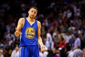 NBA: Stepheno Curry kosmosas ir Kristapo Porzingio šūvis