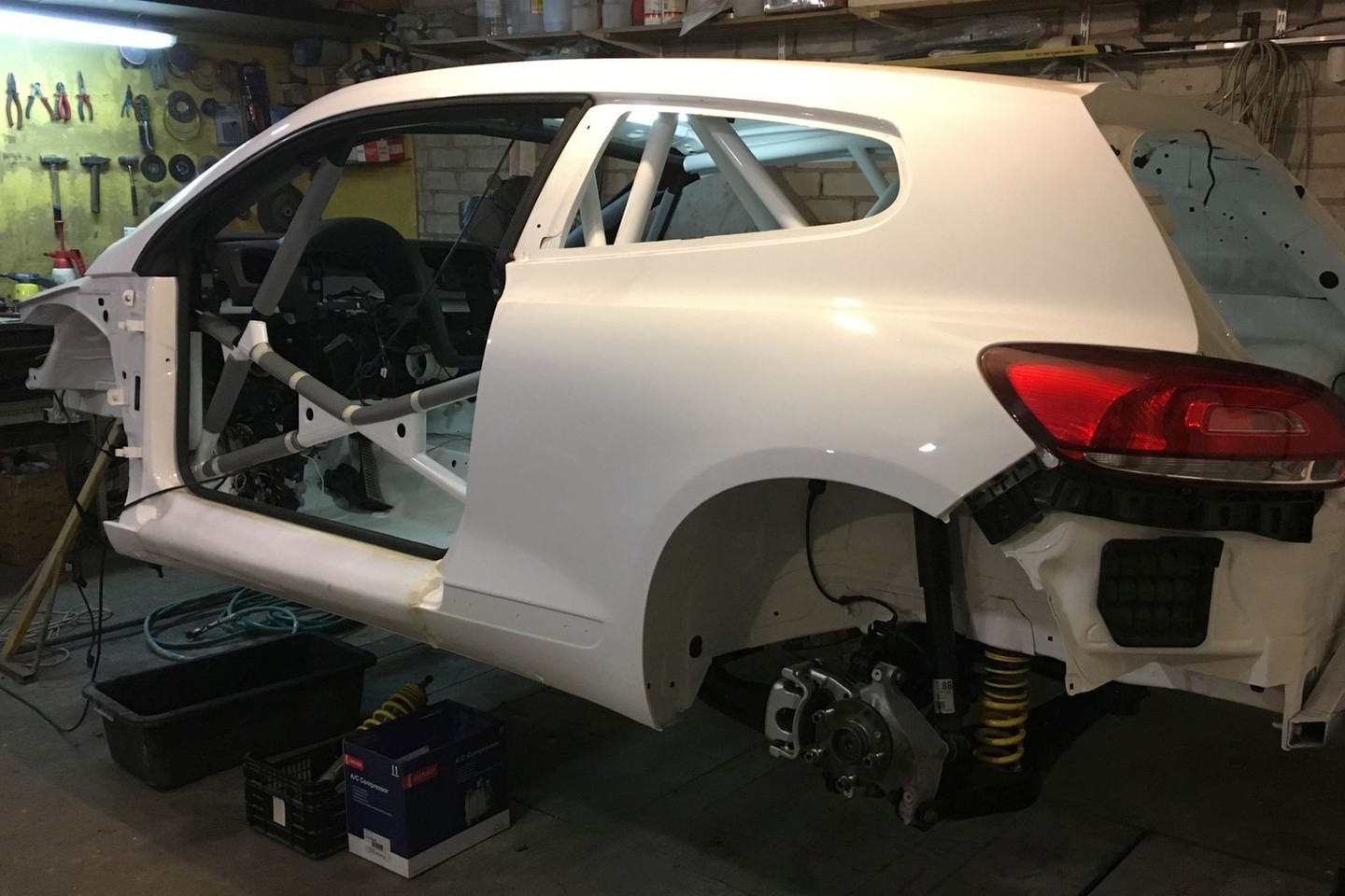 Prie naujo automobilio ruošimo daugiausia laiko praleidžia Igoris Sidunovas.<br>Komandos nuotr.