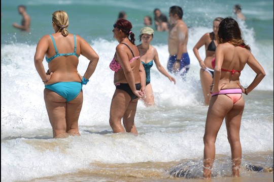 Australai nuo karščio bangos slepiasi vandenyje.<br>AFP/“Scanpix“ nuotr.