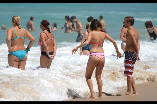 Australai nuo karščio bangos slepiasi vandenyje.<br>AFP/“Scanpix“ nuotr.