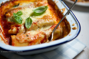 Rikota ir špinatais įdaryti makaronai pomidorų ir sūrio patale