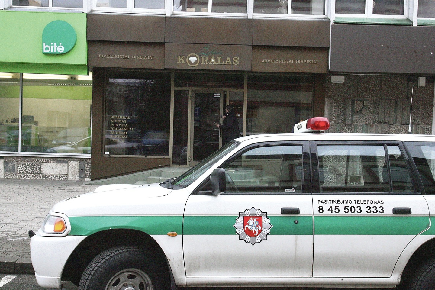 Vakar juvelyrinių dirbinių parduotuvėje „Žaliasis koralas“ dirbo policija.