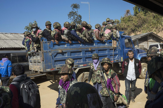 Mianmarė atsiradęs judėjimas šaukė piliečius naikinti aguonų laukų<br>„The Associated Press“ nuotr.