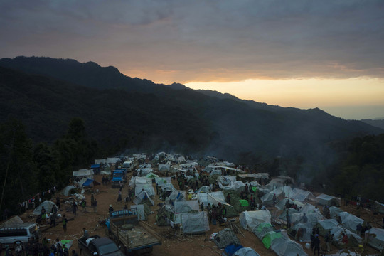 Mianmarė atsiradęs judėjimas šaukė piliečius naikinti aguonų laukų<br>„The Associated Press“ nuotr.