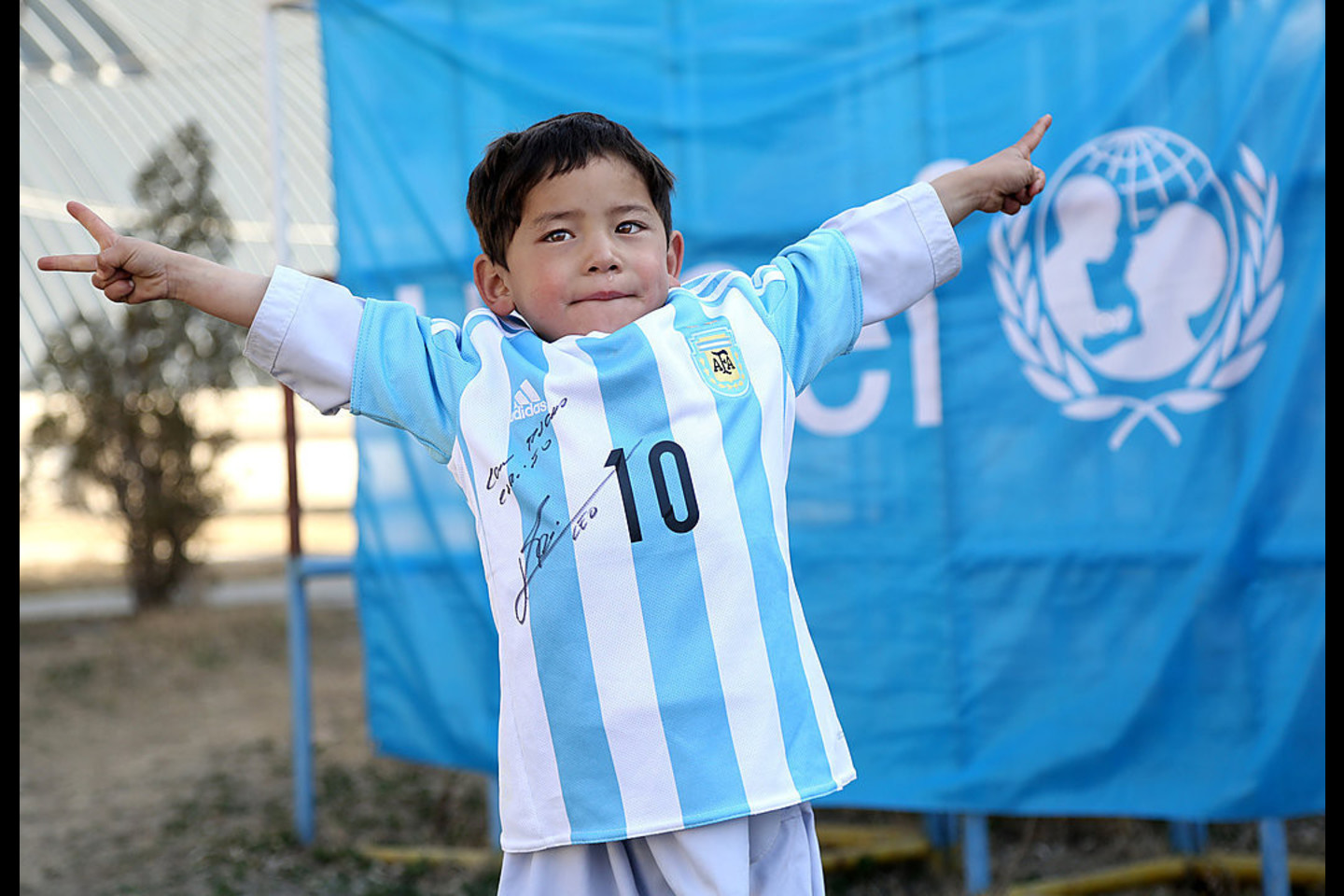 Penkiametis M.Ahmadi iš myliaumiausio futbolininko L.Messi dovanų gavo marškinėlius su parašu ir futbolo kamuolį