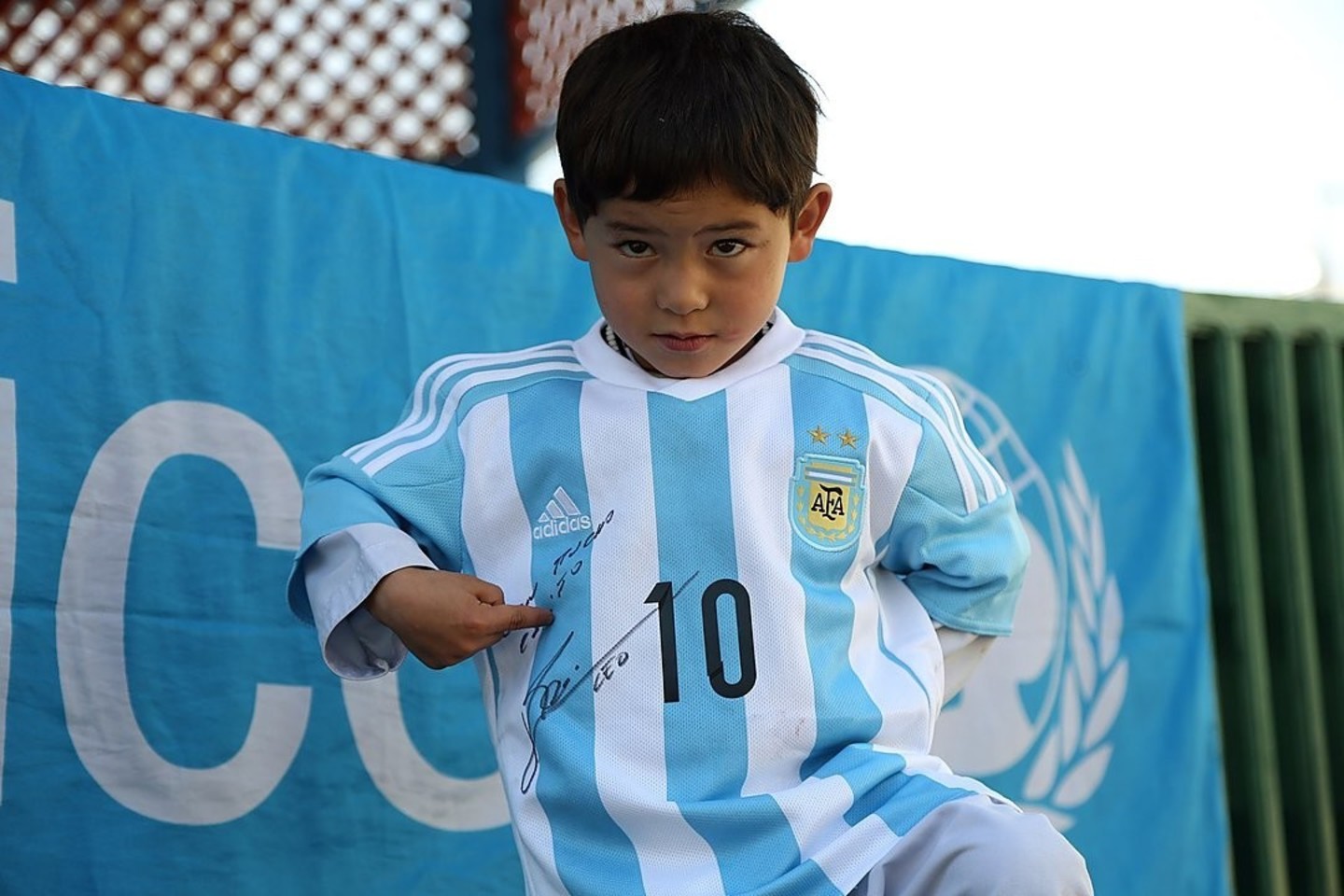 Penkiametis M.Ahmadi iš myliaumiausio futbolininko L.Messi dovanų gavo marškinėlius su parašu ir futbolo kamuolį<br>AFP/“Scanpix“ nuotr.