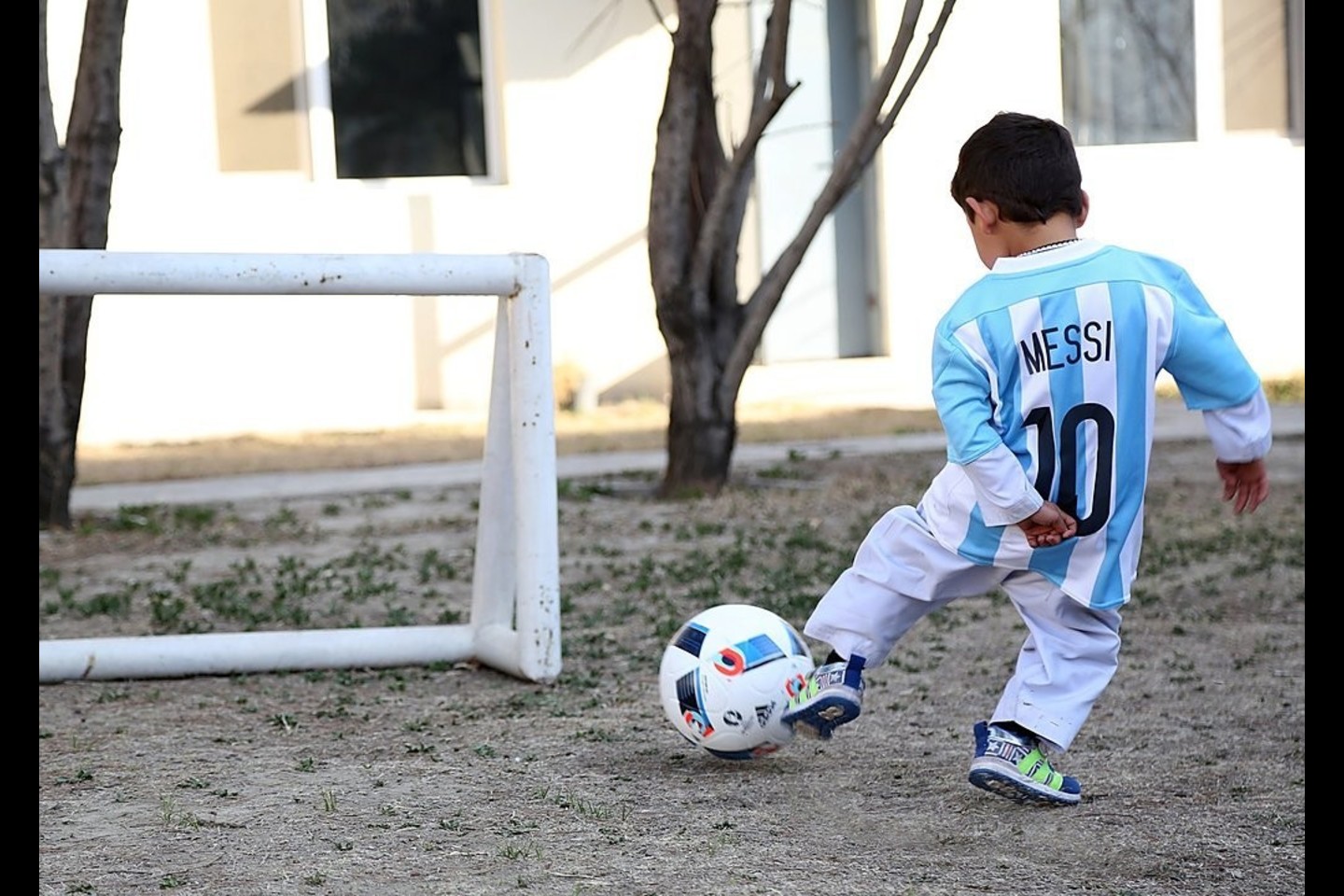 Penkiametis M.Ahmadi iš myliaumiausio futbolininko L.Messi dovanų gavo marškinėlius su parašu ir futbolo kamuolį<br>AFP/“Scanpix“ nuotr.