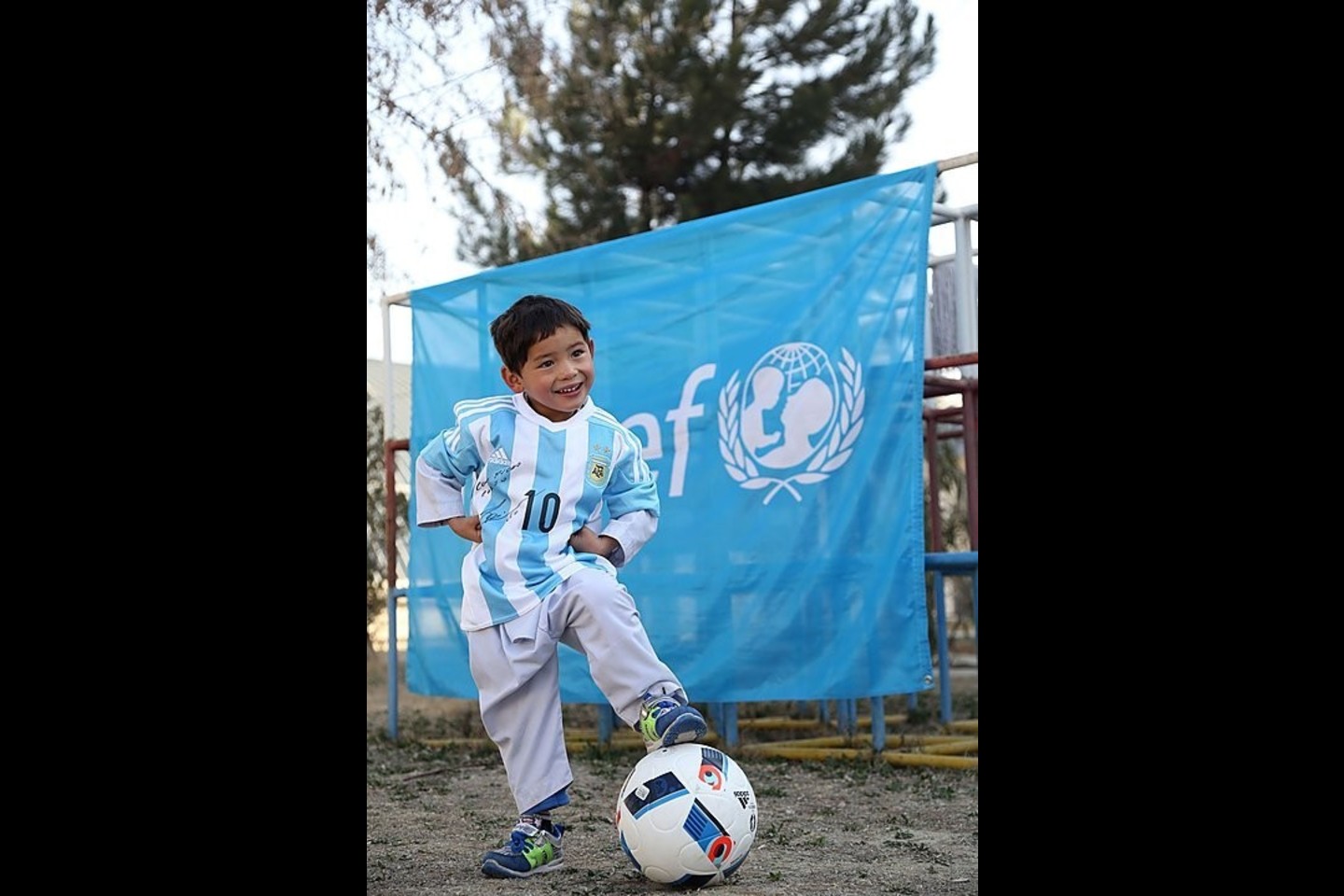 Penkiametis M.Ahmadi iš myliaumiausio futbolininko L.Messi dovanų gavo marškinėlius su parašu ir futbolo kamuolį<br>AFP/“Scanpix“ nuotr.