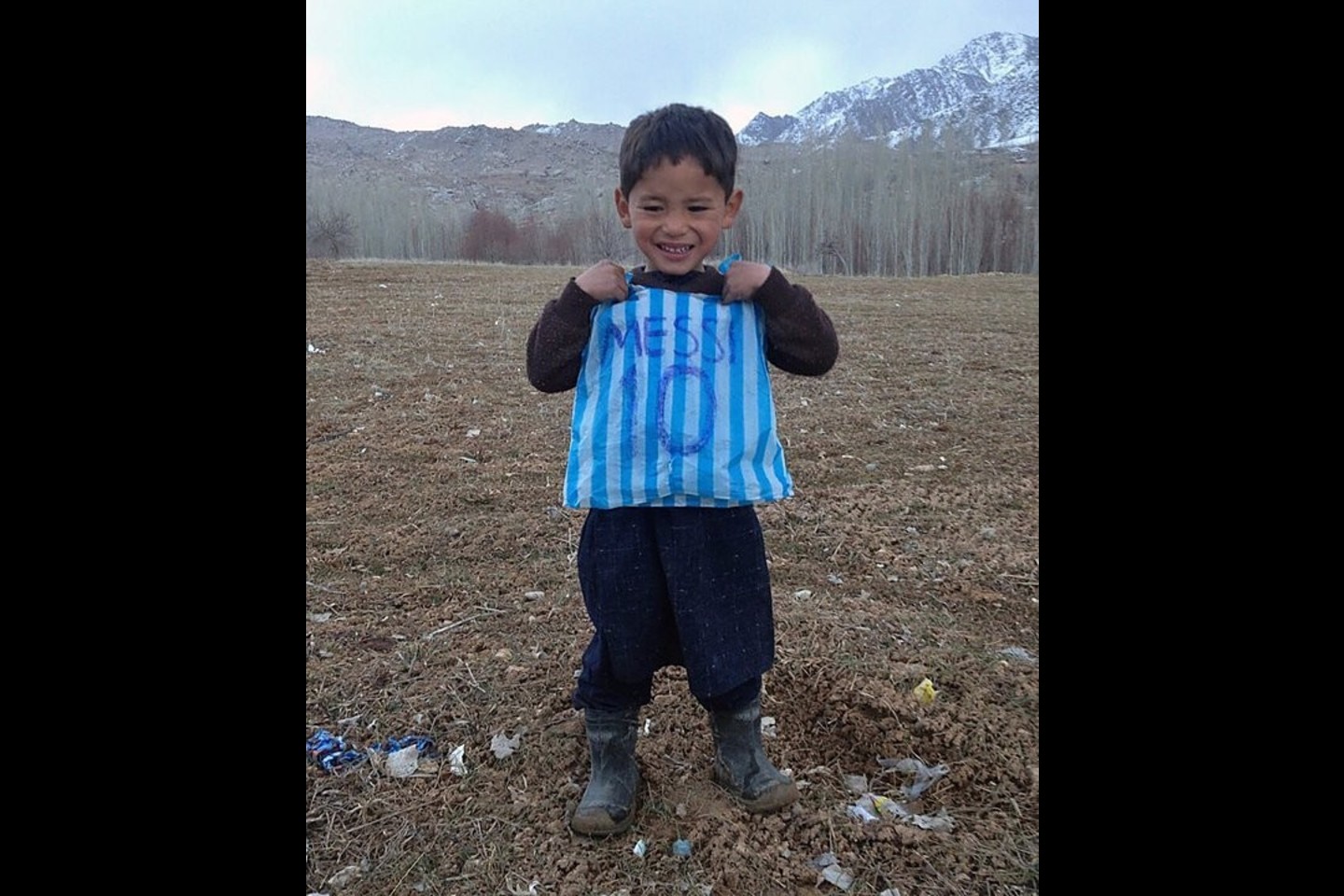 L.Messi penkiamečiui iš Afganistano dovaną nusiuntė pamatęs socialiniuose tinkluose plintančias nuotraukas, kuriose berniukas laksto apsivilkęs plastmasinį maišą su užrašų „Messi“<br>AFP/Scanpix nuotr.