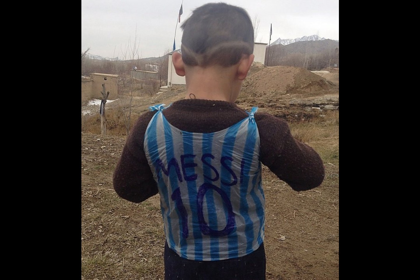L.Messi penkiamečiui iš Afganistano dovaną nusiuntė pamatęs socialiniuose tinkluose plintančias nuotraukas, kuriose berniukas laksto apsivilkęs plastmasinį maišą su užrašų „Messi“<br>AFP/Scanpix nuotr.