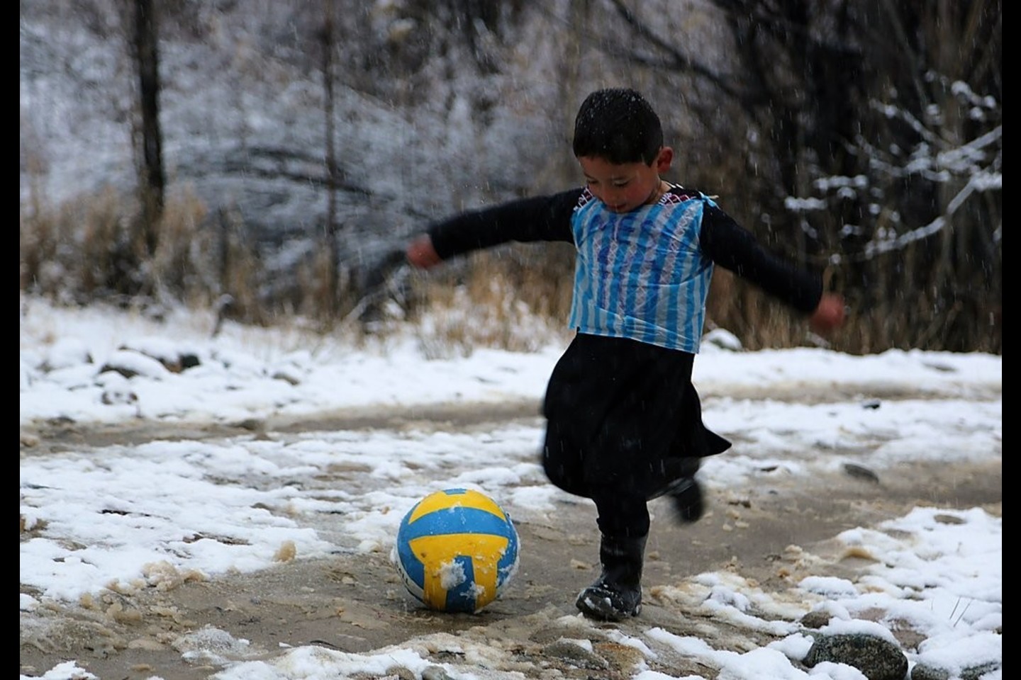 L.Messi penkiamečiui iš Afganistano dovaną nusiuntė pamatęs socialiniuose tinkluose plintančias nuotraukas, kuriose berniukas laksto apsivilkęs plastmasinį maišą su užrašų „Messi“<br>AFP/Scanpix nuotr.