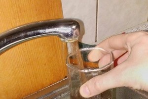 Lentvario gyventojai pakraupo: štai koks vanduo bėga iš čiaupo