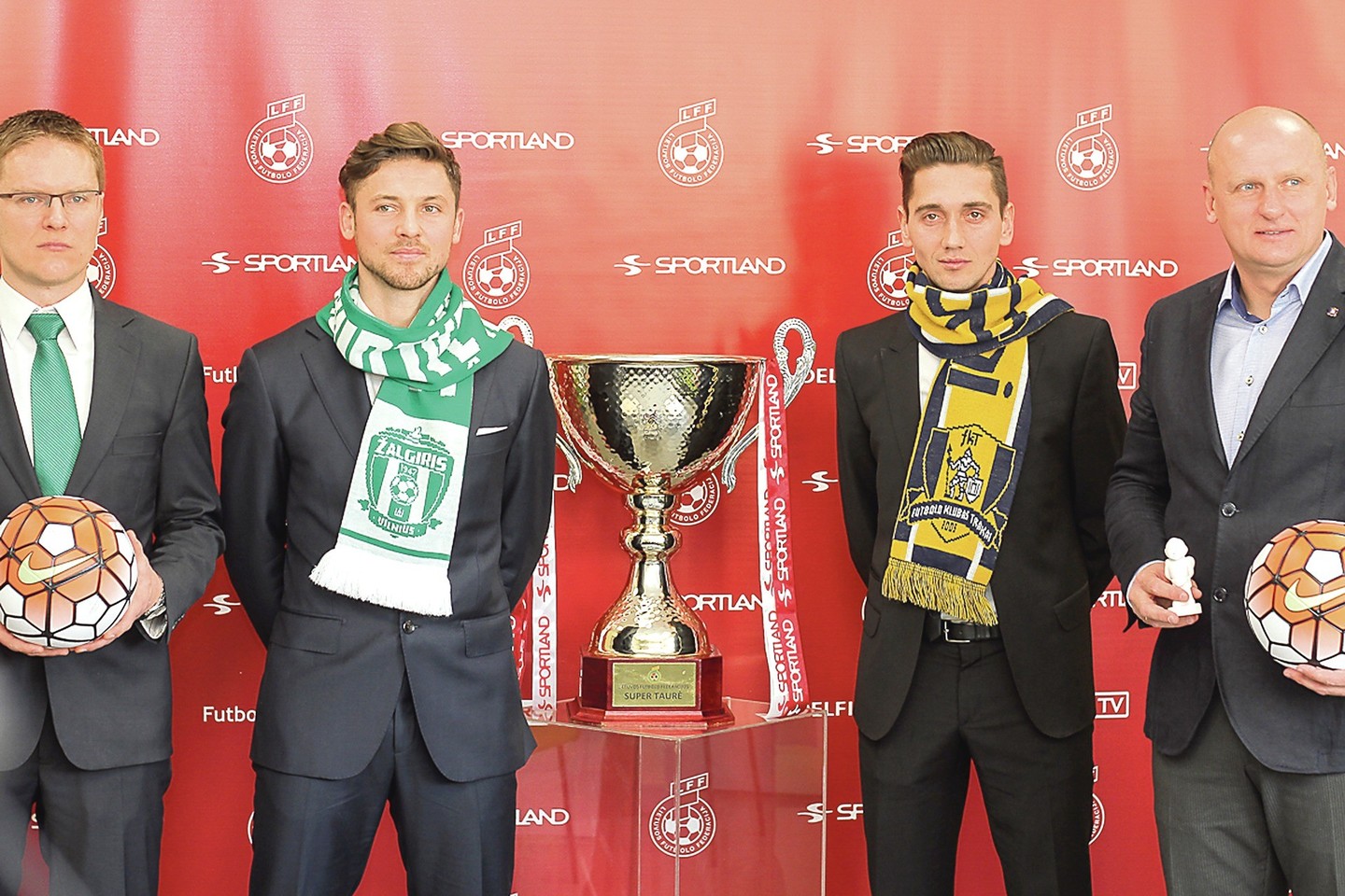 Supertaurės intriga: „Žalgiris“ (treneris V.Dambrauskas ir S.Mikoliūnas) prieš „Trakus“ (D.Česnauskis ir treneris V.Urbonas).<br>V.Knyzelio (LFF) nuotr.
